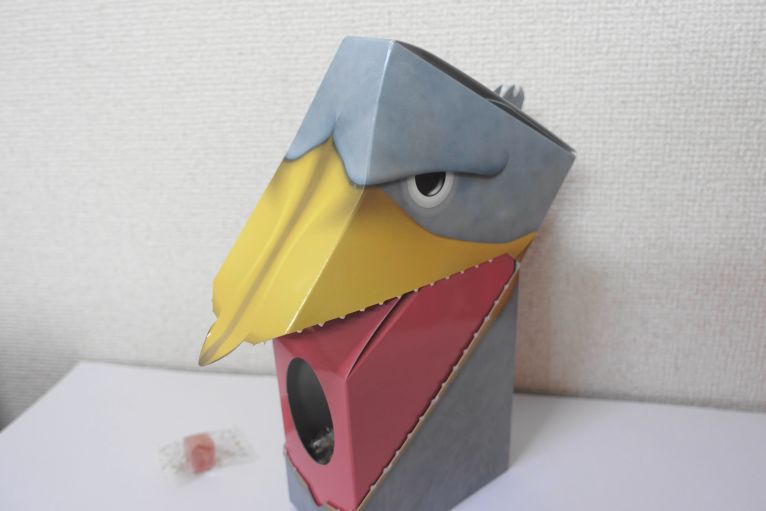 掛川花鳥園のおみやげ「ハシビロコウ」の口を開けた様子