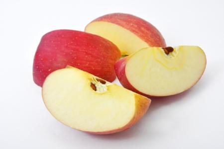 リンゴなどのバラ科の果物の種子には有毒なシアン化合物が含まれている