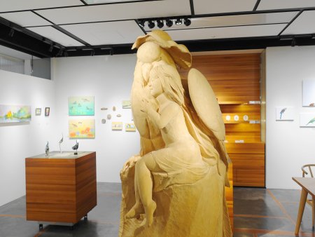 Bird Love Watchのメインとなっているセキセイインコと飼い主の巨大木彫り彫刻